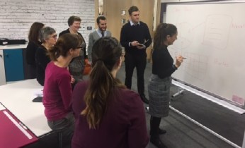 Llun Caren gyda’i thîm