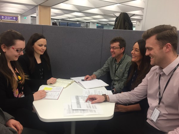 Llun o Sean gyda tim Swyddfa'r Prif Swyddog Digidol