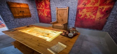 Delwedd ystafell y tywysog yng nghastell Cricieth