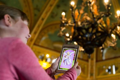 Ymwelwr yn defnyddio'r gem tylwyth