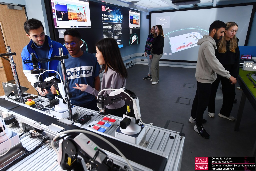 Dysgwyr ifanc yn rhoi cynnig ar welyau prawf yn Adeilad Abacws Prifysgol Caerdydd..
Ffynhonnell: Tom Martin WALES NEWS SERVICE