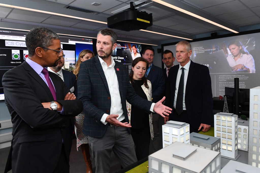 Llun o ymweliad Gweinidog yr Economi â Phrifysgol Caerdydd
Ffynhonnell: Tom Martin WALES NEWS SERVICE